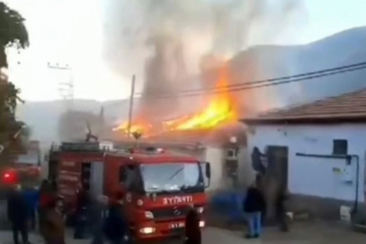 Kayseri'de panik yaratan çatı yangını