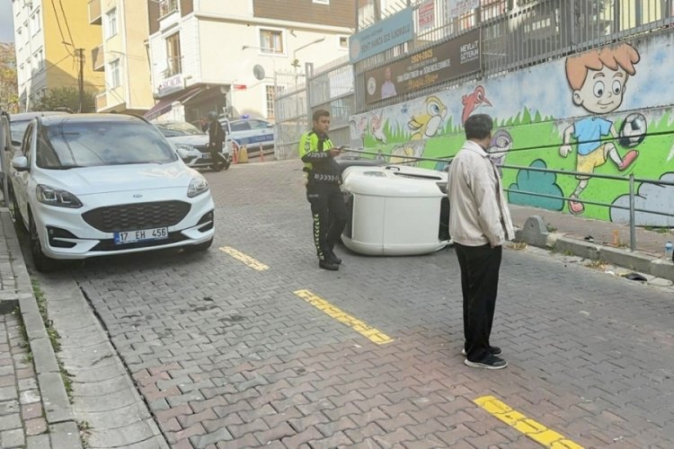 İstanbul'da elektirikli mini otomobil kaldırıma &ccedil;arpıp devrildi