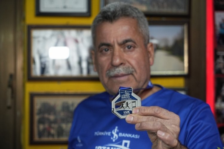 Maratonu tamamlayan sporcular terli halde saatlerce kıyafetlerinin gelmesini bekledi