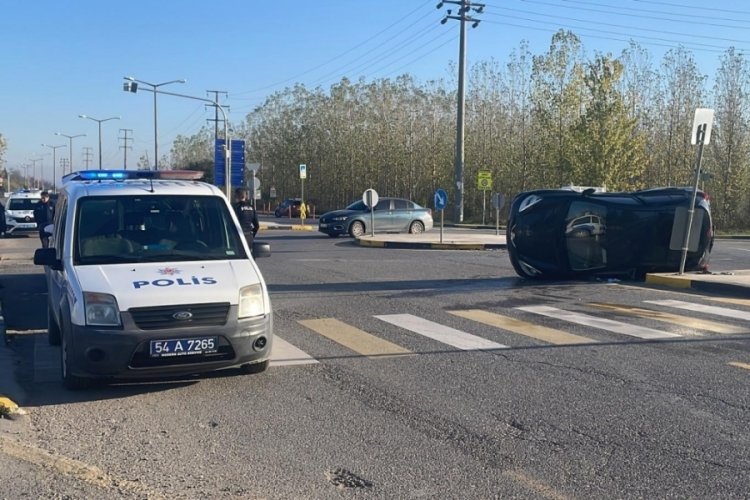 Sakarya'da hafif ticari araçla çarpışan otomobil devrildi: 1 yaralı