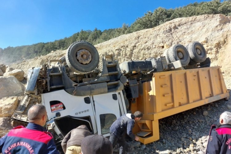 Kahramanmaraş'ta hafriyat kamyonu devrildi: Sürücüsü yaralandı