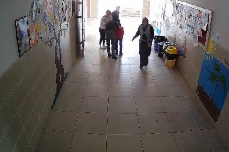 Heimlich manevrasıyla &ouml;ğrencisinin hayatını kurtardı!