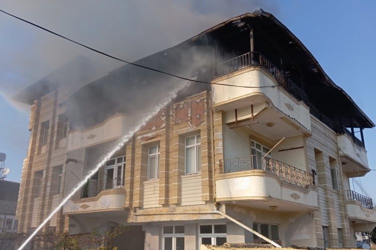 Hatay Samandağ'da yanan evde mahsur kalan 3 kişiyi itfaiye kurtarıldı