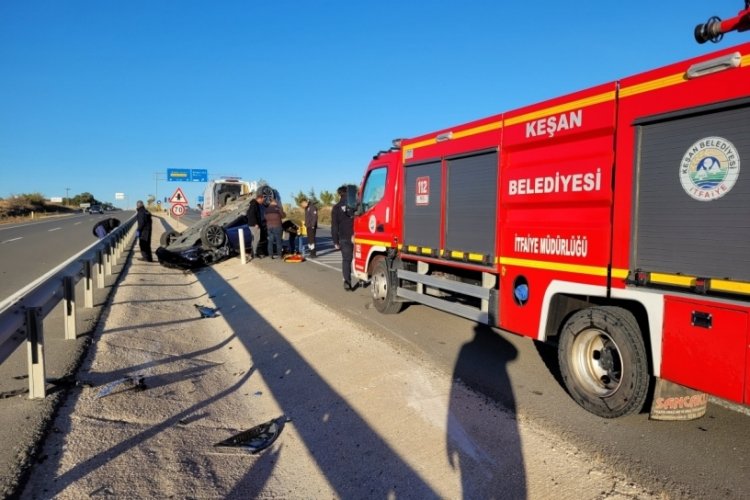 Kazaya bakmak için yavaşlayan ticari araca otomobil çarptı: 1 yaralı