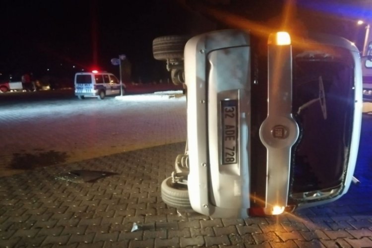 Isparta'da kontrolden &ccedil;ıkan otomobil yan yattı: 2 yaralı
