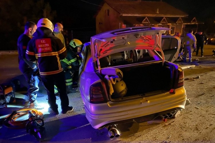 Amasya'da kontrolden çıkan otomobil duvara çarptı: 3 yaralı