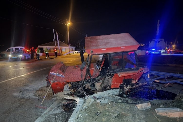 Tokat'ta otomobil traktöre çarptı: 5 yaralı