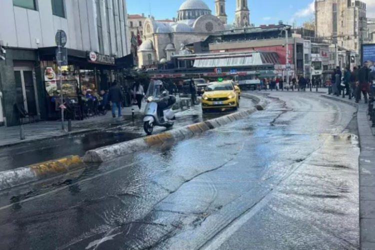 Taksim'de yapılan çalışmalar esnasında meydan sular altında kaldı