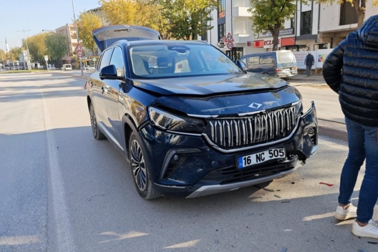 Bursa'da trafik kazasında yaralanan sürücü hastaneye kaldırıldı