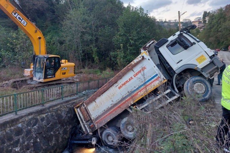 Kamyon altına aldığı otomobille dereye düştü, faciadan dönüldü