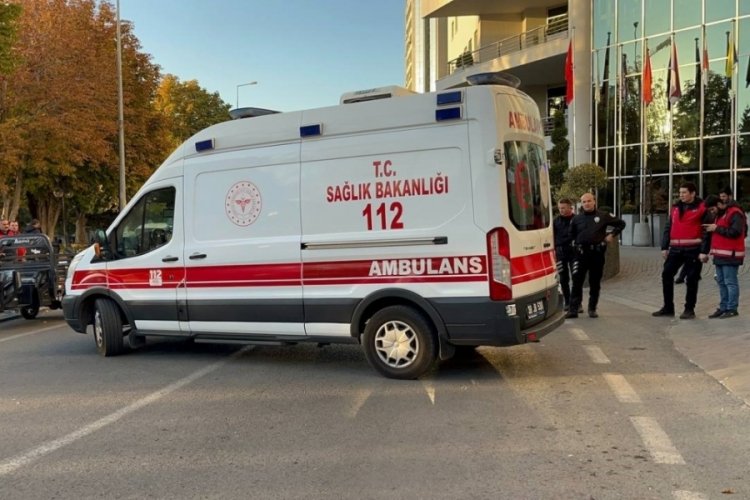 Genci bıçaklayan 2 kişi, kaçarken düşüp yaralandı