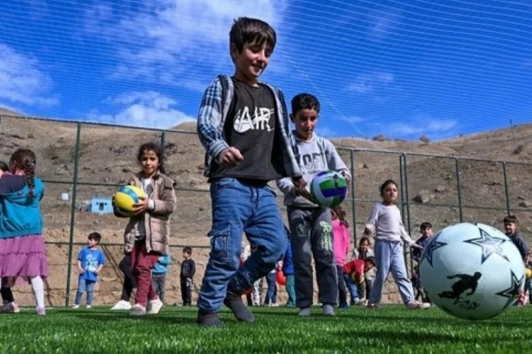 Halı saha kirlenmesin diye ayakkabılarını çıkaran çocuklara sürpriz!