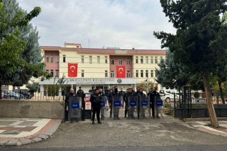 Halfeti Belediyesi önünde polislere taşlı saldırıda 10 tutuklama