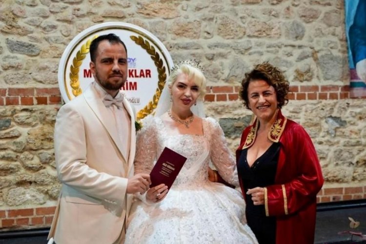 İstanbul'da nikah memuru nikahını kıydığı damatla kendini evlendirdi