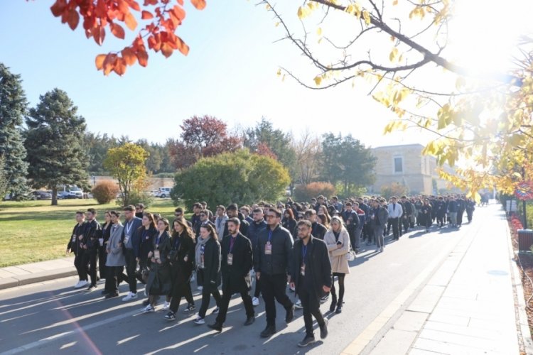 Bursalı gençler Ankara'ya giderek Anıtkabir'i ziyaret etti