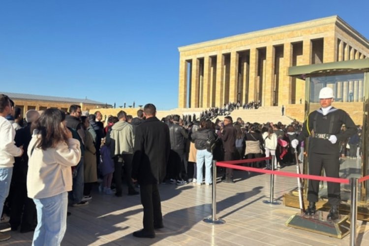 Türk halkı akın akın Ata'sına koşuyor 