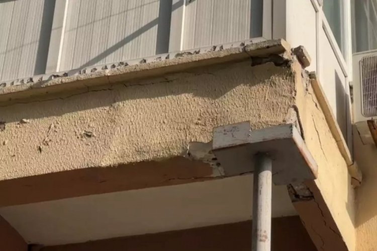 Yarım asırlık binaya önce kaçak balkon yaptılar sonra metal boruyla desteklediler!