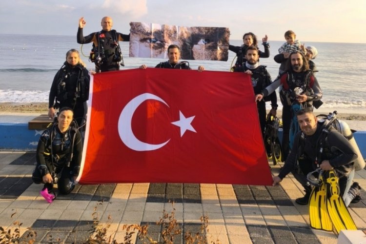 Bursa'da denizin altında Türk bayrağı ve Atatürk posteri açtılar