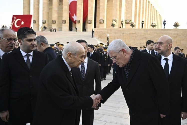 Devlet Bahçeli ve Müsavat Dervişoğlu Anıtkabir'de tokalaştı