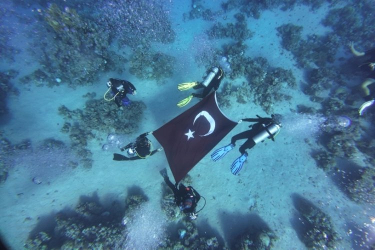 Mısır'a gidip Türk bayrağını saat 09.05'te suyun altında dalgalandırdılar