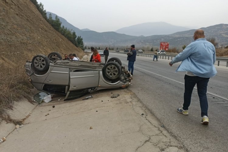 Yağmurlu havada kontrolden çıkan otomobil takla attı: 2 yaralı