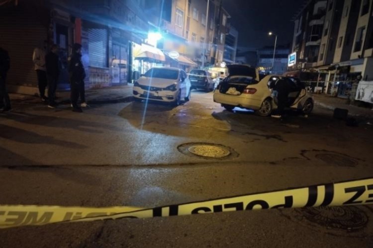 İş yerini kurşunladılar, otomobil ile ka&ccedil;arken sokaktaki ara&ccedil;lara &ccedil;arptılar