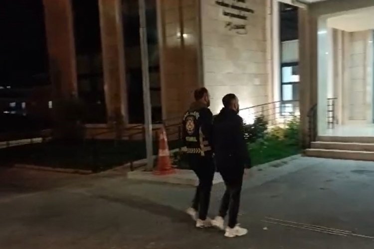 Ters y&ouml;nden giderek ambulansa yol vermeyen s&uuml;r&uuml;c&uuml; yakalandı