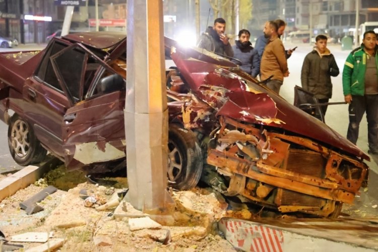 Otomobilin hurdaya d&ouml;nd&uuml;ğ&uuml; kazada 2 kişi yaralandı