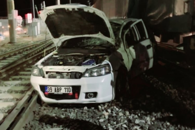 L&uuml;leburgaz'da y&uuml;k treni ile otomobil &ccedil;arpıştı: 2 yaralı