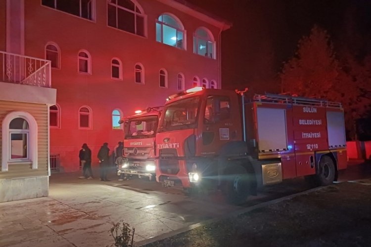 Kur'an kursunda &ccedil;ıkan yangında 2 &ouml;ğrenci dumandan etkilendi