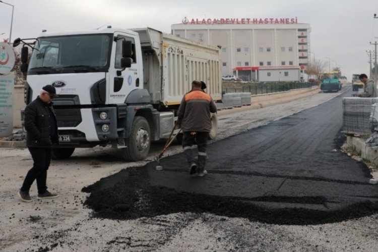&Ccedil;orum'da hastane yoluna sıcak asfalt atıldı!