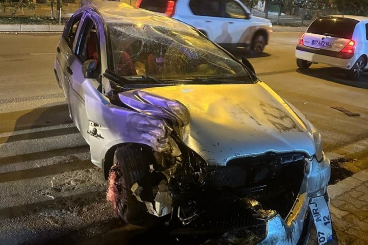 Ref&uuml;je &ccedil;arpıp takla attı; 1 &ouml;l&uuml;, 3 yaralı