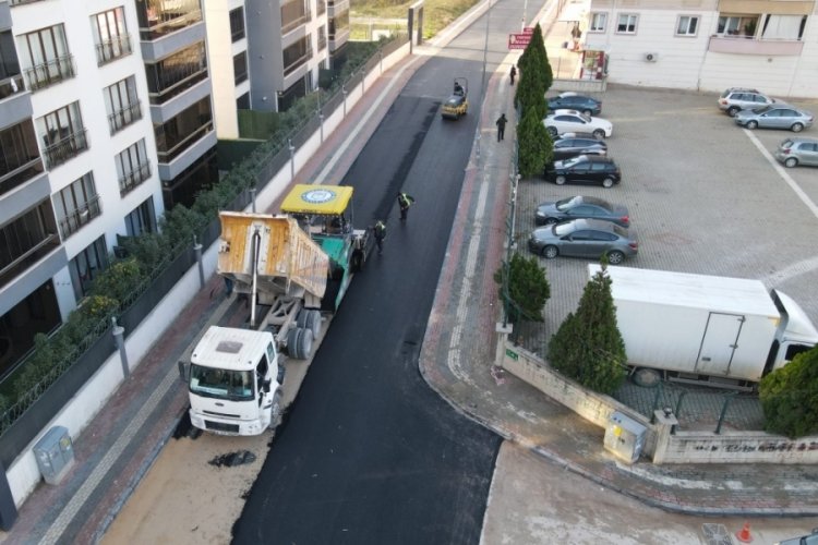 Bursa Yıldırım'da eskiyen ve bozulan yollara asfalt serim &ccedil;alışmalarını s&uuml;rd&uuml;r&uuml;yor