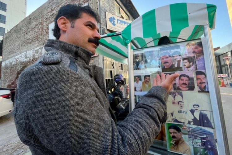 Bursa'da İbrahim Tatlıses'in fotoğraflarıyla s&uuml;slediği el arabasıyla tatlı satıyor