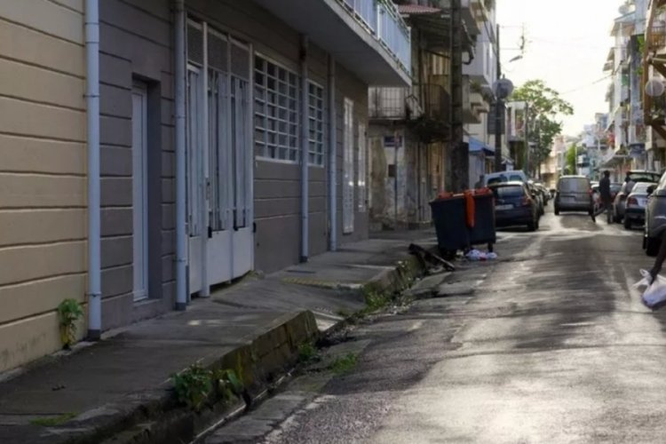 Fransa'da vahşice &ouml;ld&uuml;r&uuml;p &ccedil;ıplak şekilde sokağa &ccedil;ıktı: Dans edip şarkı s&ouml;yledi