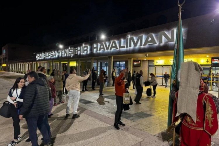 Bursa'dan Antalya'ya u&ccedil;ak seferleri başladı: Yolculara mehteran s&uuml;prizi