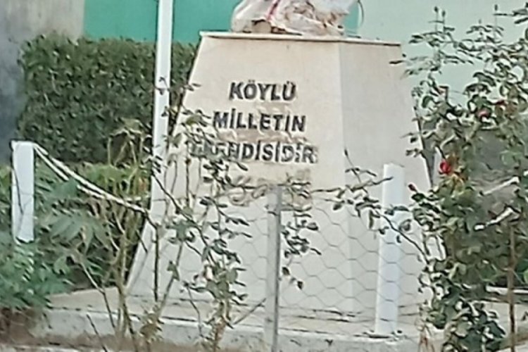İzmir'de Atat&uuml;rk b&uuml;stlerine saldırı