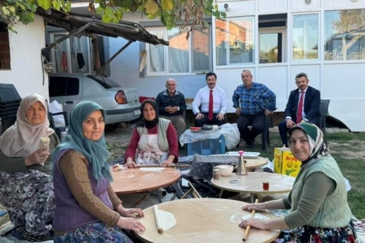 Bursa'da Başkan bazlama a&ccedil;tı pişirdi, k&ouml;yl&uuml;lere ikram etti