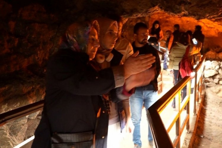 "Doğal ağrı kesici" olarak biliniyor, tarihi mağaraya ziyaret&ccedil;i akını