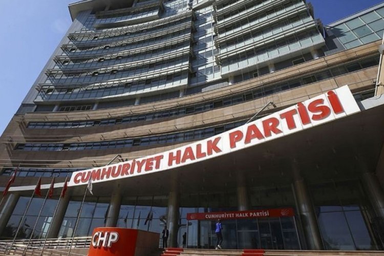 CHP'lilerin Esenyurt Belediyesi &ouml;n&uuml;ndeki eylemi s&uuml;r&uuml;yor
