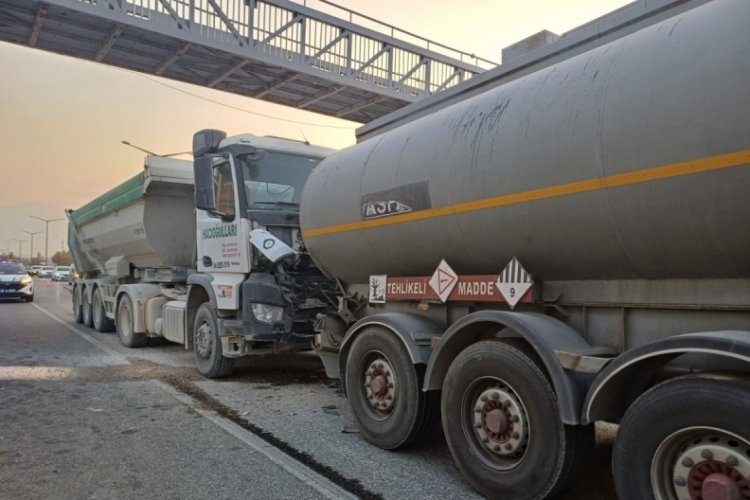 Bursa'da hafriyat kamyonu, asfalt tankerine &ccedil;arptı!