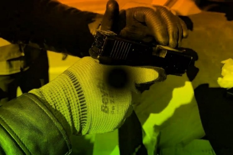 Kocaeli'de iki otomobilde ve tankerde 248 ruhsatsız tabanca ele ge&ccedil;irildi