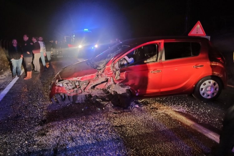 Otomobille &ccedil;arpışan hafif ticari ara&ccedil; hurdaya d&ouml;nd&uuml;: 7 yaralı