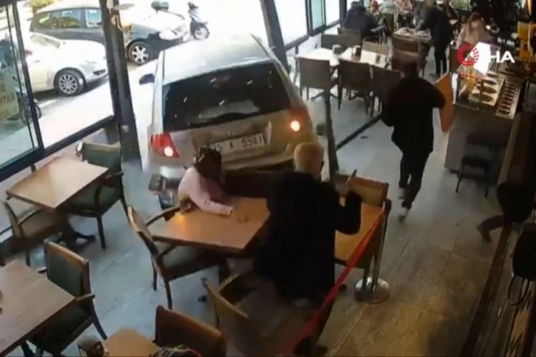 Yaşlı s&uuml;r&uuml;c&uuml;n&uuml;n kullandığı otomobil bir anda kafeye daldı!