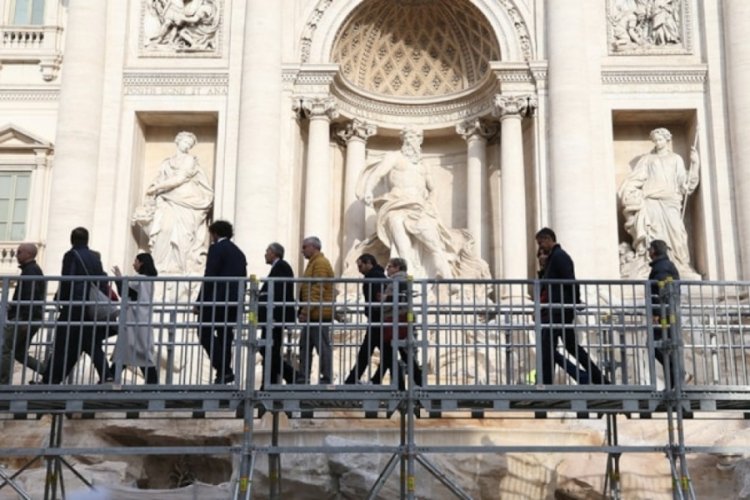 İtalya'da Trevi Çeşmesi'ne portatif yürüyüş yolu yapıldı