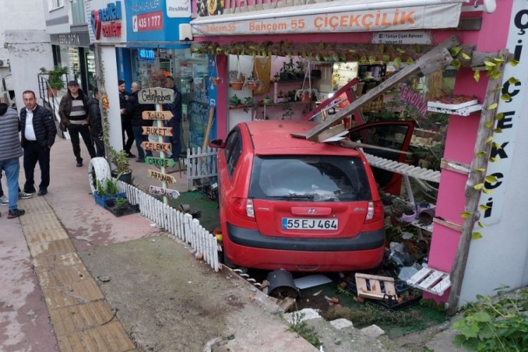 Samsun'da yoldan çıkan araç çiçekçi dükkanına girdi!