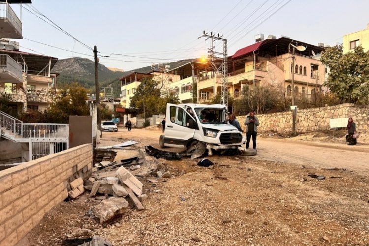 Freni patlayan kamyon 2 aracı biçti, ortalık savaş alanına döndü: 4 yaralı 