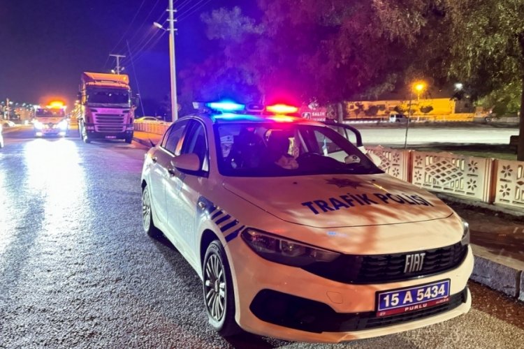 Burdur'da hafif ticari araç ile çarpışan motosikletli kurye hayatını kaybetti