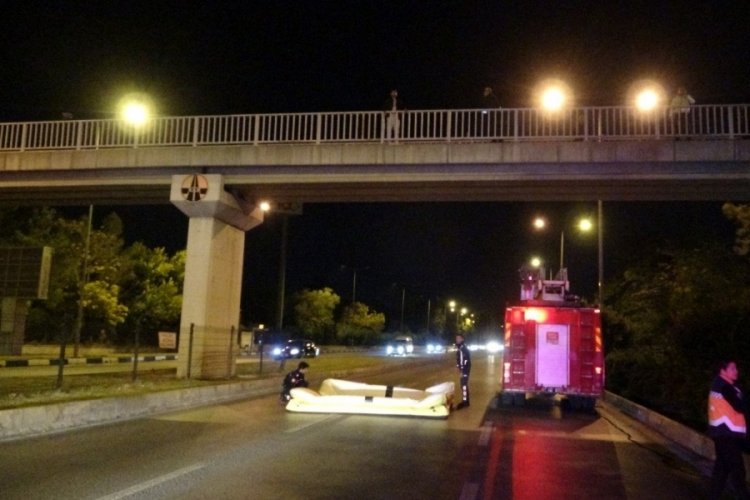 Antalya'da üst geçide çıkan gence motokurye müdahalesi!