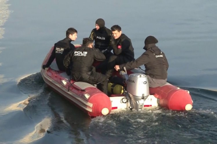 Kayıp şahıs jandarma ve polis ekipleri tarafından su altında aranıyor